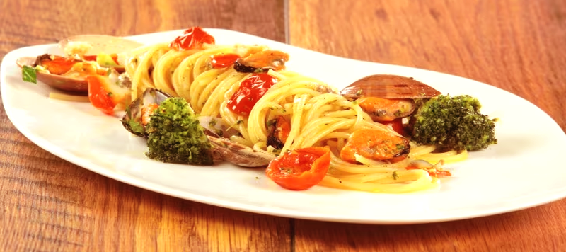 Il Piatto del giorno: “Spaghetti con broccoli e frutti di mare”