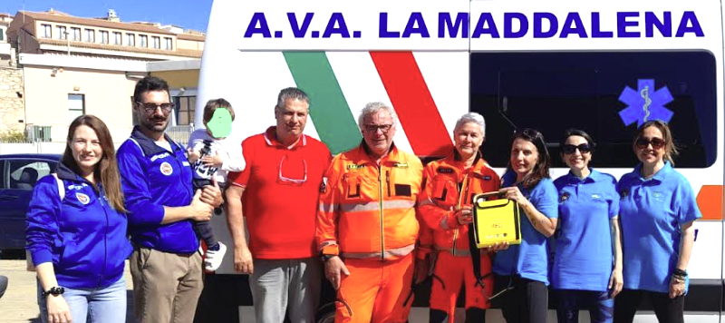 I Volontari di un “Arcipelago senza Plastica”, donano un defibrillatore all’AVA di La Maddalena